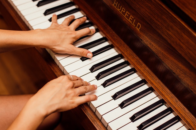 learn to play piano fast closeup of fingers on paino keys